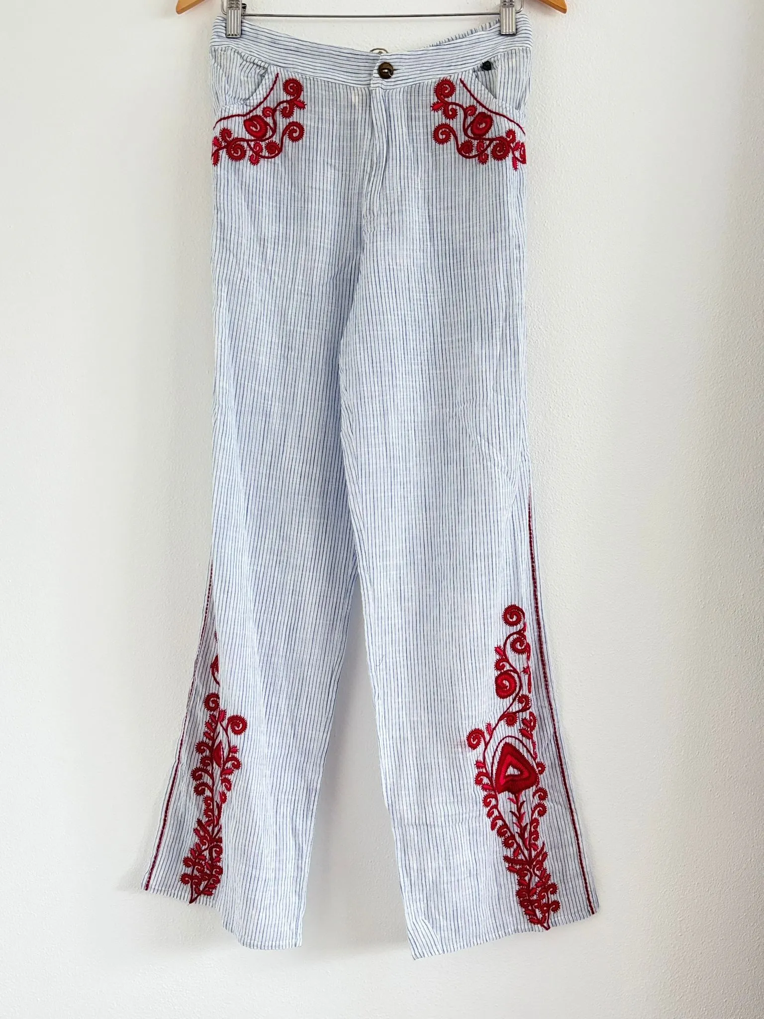Embroidered leg pants