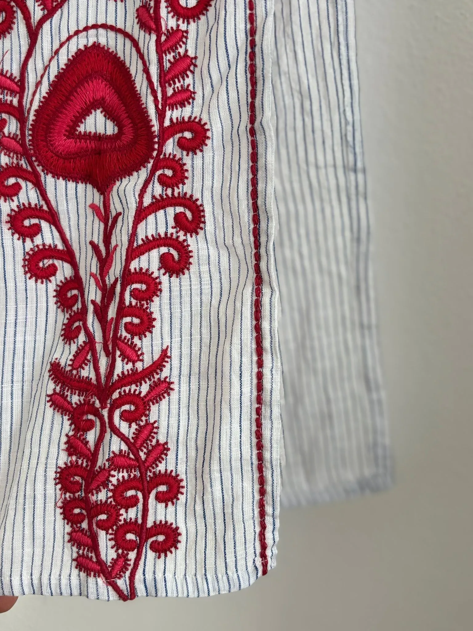 Embroidered leg pants