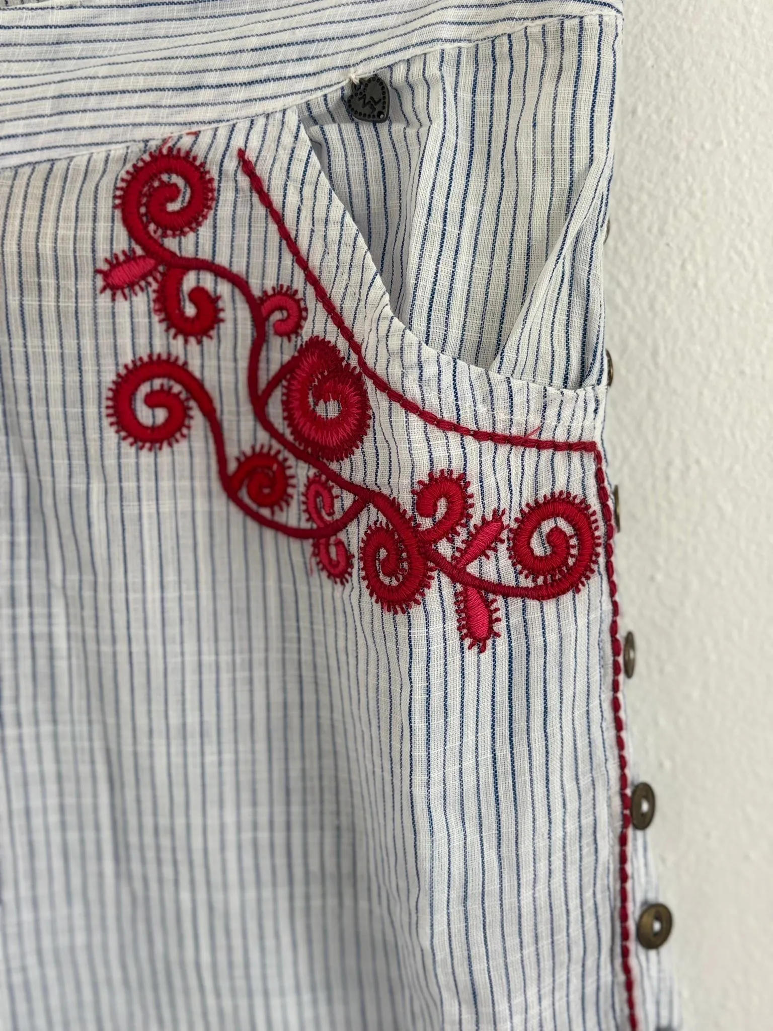 Embroidered leg pants
